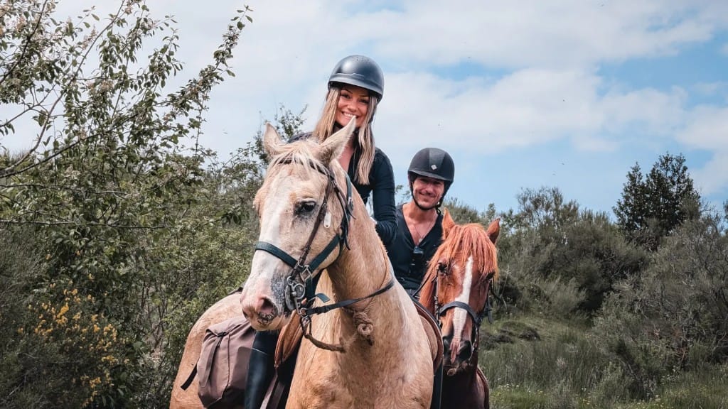 Dos jinetes sonriendo