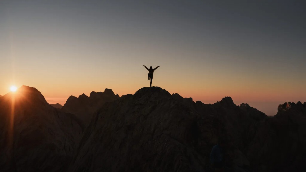 Cumbre al atardecer — OUTCAST